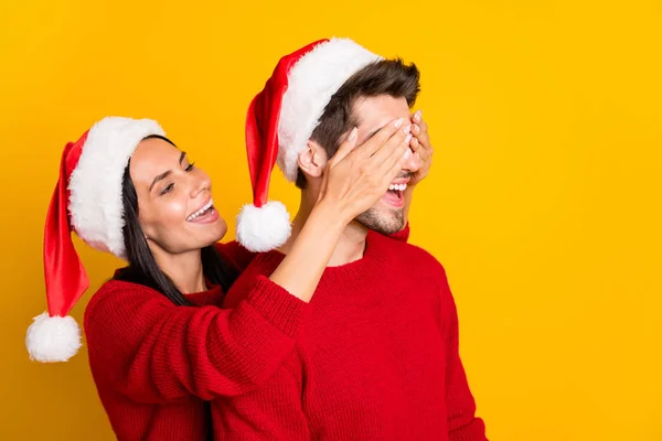 Profilová fotografie dívky skrýt jejího veselého manžela oči křičí omová nosí rudě pulovru jumanožka izolovaný přes žluté pozadí — Stock fotografie