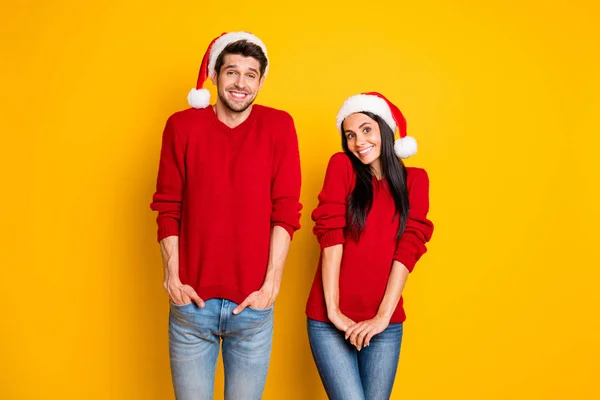 Retrato de casal bonito stand isolado desgaste pulôver vermelho jeans jeans sobre fundo amarelo — Fotografia de Stock