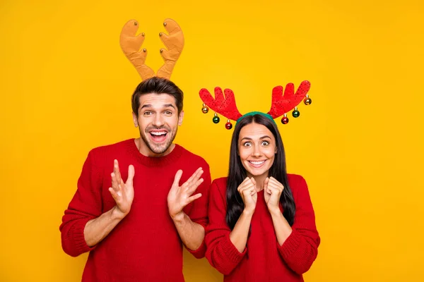 Retrato de cónyuges impresionados gritar wow omg esperar a que las ventas descuento desgaste suéter rojo aislado sobre fondo amarillo — Foto de Stock