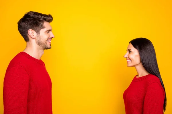 Foto del lado del perfil de la encantadora dama y el chico miran fijamente cara a cara desgaste suéter rojo aislado sobre fondo amarillo —  Fotos de Stock
