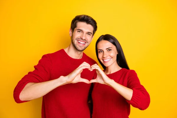 Retrato de pareja casada encantadora hacer forma de corazón sus dedos celebran 14-febrero tienen estilo de vida ocio desgaste suéter rojo aislado sobre fondo amarillo —  Fotos de Stock