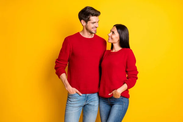 Ritratto di affascinanti sposi abbraccio sorriso godere indossare jeans maglione rosso denim stand isolato su sfondo giallo — Foto Stock