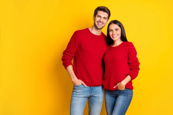 Retrato de encantador hombre y mujer abrazo sonrisa usar jersey rojo vaqueros pie aislado sobre fondo amarillo — Foto de Stock