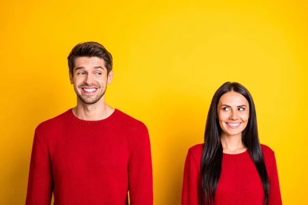 Портрет милої пари виглядає, коли дата носить червоний пуловер ізольовано на жовтому тлі — стокове фото
