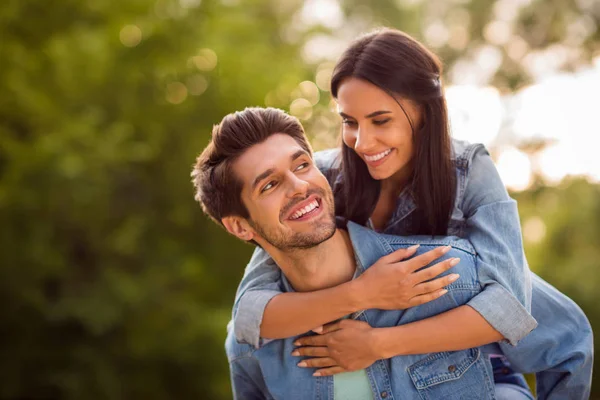 Närbild foto av härliga Sweethearts söker piggyback bär denim jeans jackor utomhus — Stockfoto