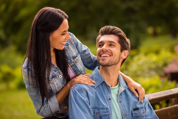 Nahaufnahme Foto von charmanten verheirateten Menschen mit langem Haarschnitt, die Jeans Jeansjacken Blazer im Freien tragen — Stockfoto