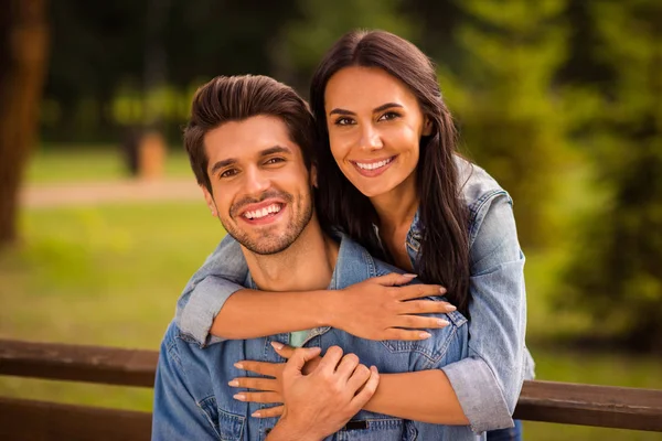 Close-up retrato de sua ele ela ela agradável atraente encantadora pacífica alegre concurso melhores parceiros vestindo ganga gastar romance romântico mel lua abraçando em floresta de madeira verde — Fotografia de Stock