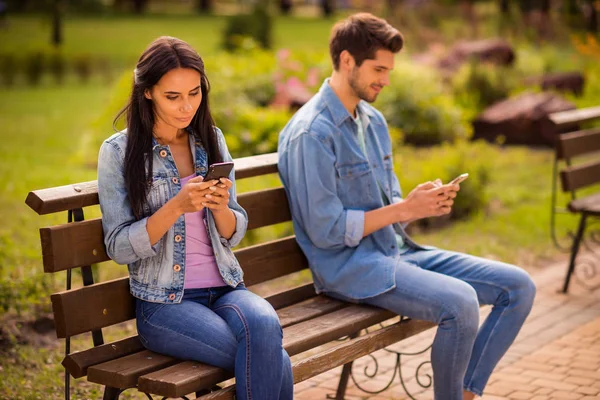 Perfil lado ver su ella ella agradable atractiva encantadora calma tranquila concentrado mejores amigos vistiendo denim pasar tiempo libre ocio sentado en el banco servicio de chat en bosque de madera verde al aire libre —  Fotos de Stock