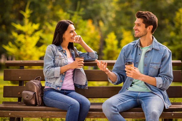 Zijn hij haar ze leuk aantrekkelijk mooi charmant schattig vrolijk vrolijke beste vrienden getrouwd echt genoten het dragen van denim uitgaven vrije tijd weekend vakantie rust ontspannen in groene houten bos buitenshuis — Stockfoto