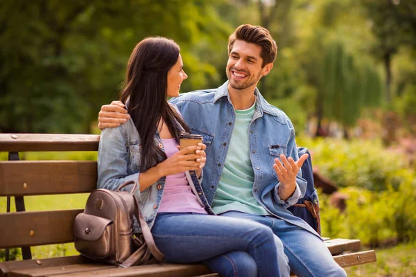 Profiel zijaanzicht van zijn hij haar ze leuk aantrekkelijk charmant schattig vrolijk vrolijk vrolijke communicatieve vrienden dragen denim vrije tijd doorbrengen in groene houten bos buiten lente — Stockfoto