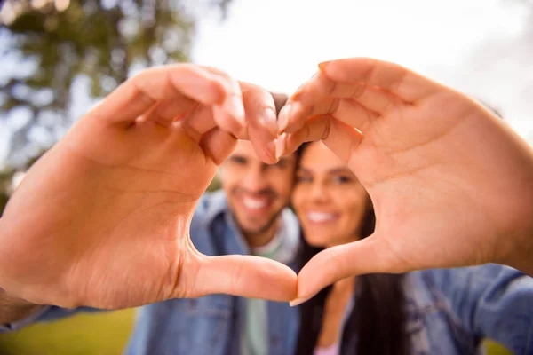 Primer plano retrato de su ella ella agradable atractivo dulce alegre alegre alegre casados cónyuges mostrando corazón marco forma perfecta pareja alma gemela vida en bosque de madera verde — Foto de Stock