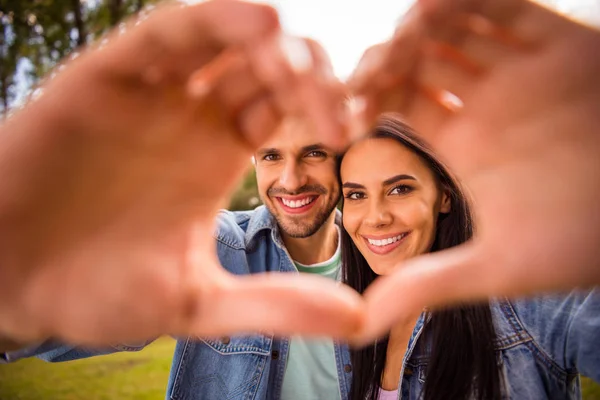 Närbild porträtt av sin he henne hon trevlig attraktiv glad anbud intagande amorösa gifta makar turister som visar hjärt ram form perfekt match i grönt trä skog — Stockfoto