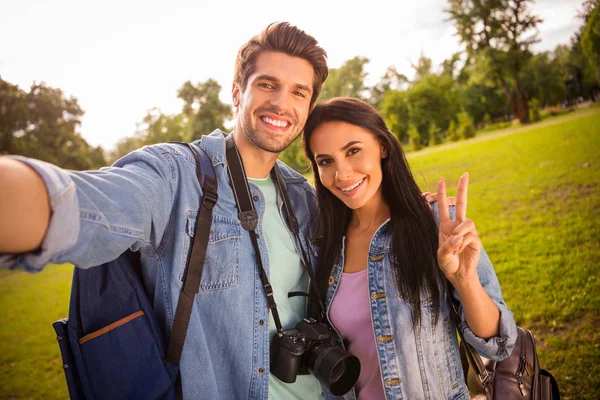 Auto-retrato dela ela seu agradável atraente encantador encantador alegre alegre positivo casados cônjuges turistas andarilhos caminhadas sardas mostrando v-sinal na floresta de madeira verde dia brilhante — Fotografia de Stock