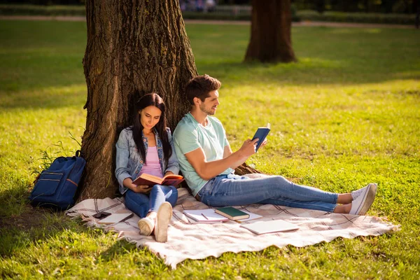 Su ella su agradable inteligente inteligente inteligente inteligente inteligente inspirado mejores amigos compañero pasar el fin de semana libre al aire libre sentado bajo el árbol en la cubierta de velo exterior — Foto de Stock