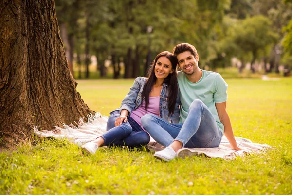 Ela ela seu atraente encantador encantador alegre alegre concurso casado cônjuges abraçando gastos românticos primavera fora — Fotografia de Stock