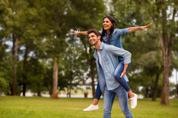 Foto av par flyger iväg tillsammans på sommaren Green Street spread armar sidor bära denim outfit — Stockfoto