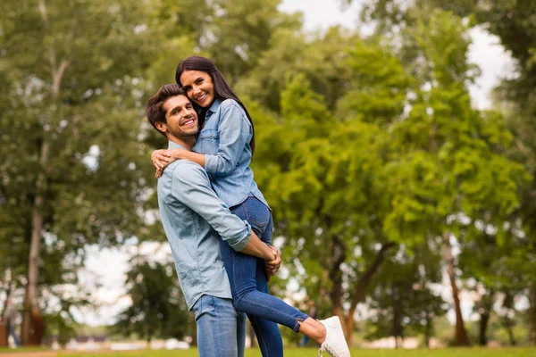 Foto av sött par utgifterna bästa fritid i Green Park slitage casual denim outfit — Stockfoto