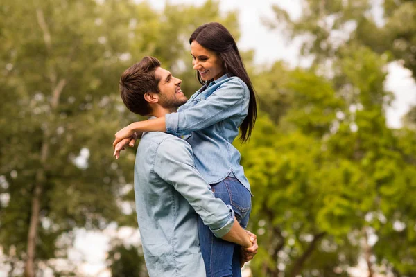 Zdjęcie profilowe z szczęśliwi pair spędzanie najlepszej daty w zielonym parku nosić casual denim strój — Zdjęcie stockowe