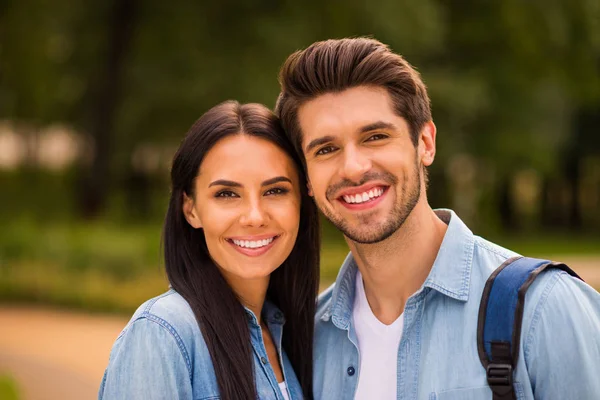 Foto eines überglücklichen Paares, das zusammen im grünen Sommerpark steht, trägt Jeans-Outfit — Stockfoto