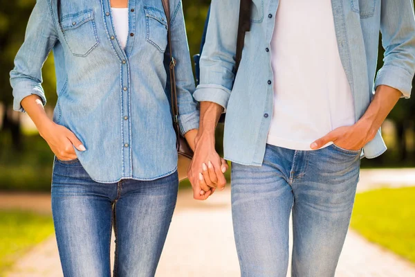 Abgeschnittenes Foto eines charmanten Paares, das Hände hält, trägt Jeans-Outfit — Stockfoto