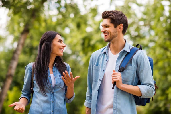 Foto av charmig par promenad sovsal Hostel efter lektioner njuta av soliga fredag slitage denim outfit — Stockfoto