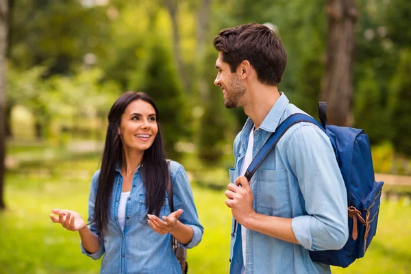 Foto van Charming pair Walking College Hostel na lessen genieten zonnige vrijdag slijtage denim outfit — Stockfoto