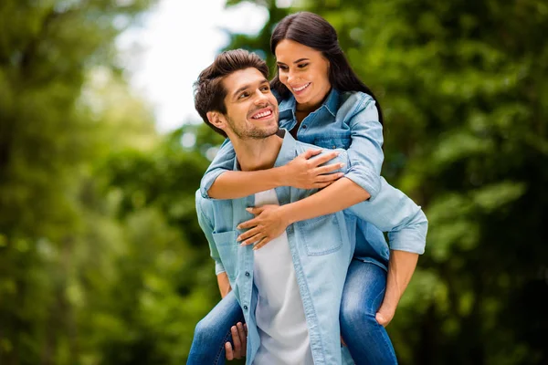 Фото очаровательной пары ходьба летом зеленый парк наслаждаться долго ждали встречи носить джинсовый наряд — стоковое фото