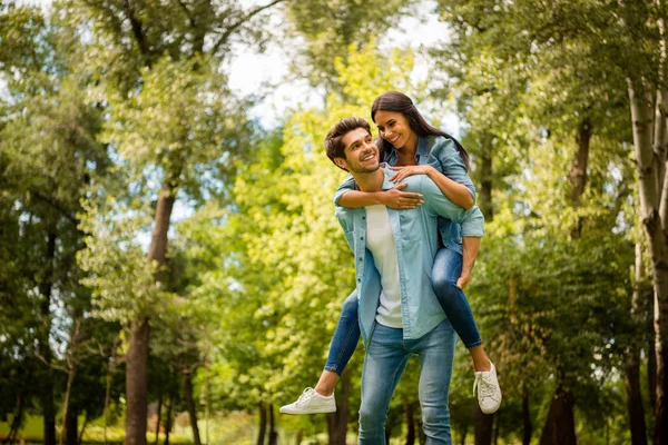 Charmant paar blij samen wandelen zomer groene straat buitenshuis slijtage denim outfit — Stockfoto