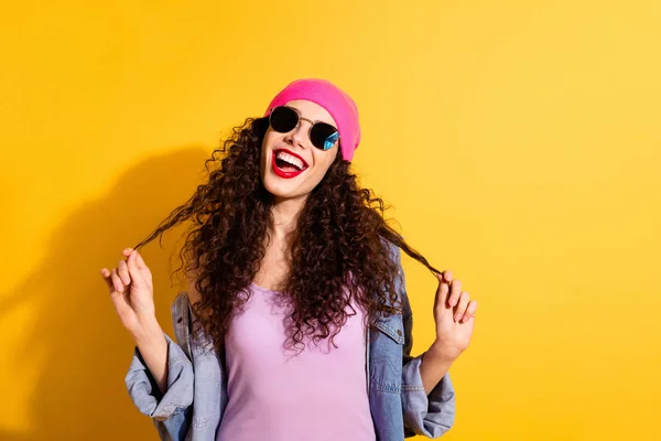 안경 에 흥분 기쁜 소녀의 초상화 안경 웃음 주말 자유 시간 휴가를 즐길 수 산책 착용 좋은 모습 싱글 데님 청바지 재킷 노란색 색상 배경 위에 고립 — 스톡 사진