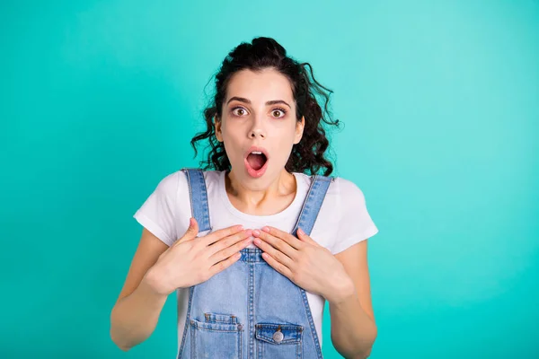 Primer plano retrato de ella ella agradable atractivo encantador impresionado chica de pelo ondulado vestido de azul en general consiguió impactantes noticias aisladas en brillante brillante brillo verde turquesa fondo — Foto de Stock