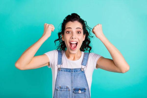 Primer plano retrato de ella ella agradable atractivo encantador bastante alegre alegre alegre alegre chica vistiendo azul en general celebrando buenas noticias aisladas en brillante brillante brillante brillante verde turquesa fondo —  Fotos de Stock