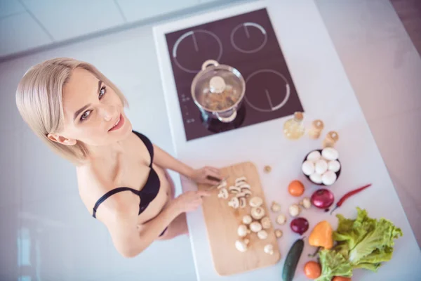 Alto ángulo arriba ver foto de señora cocina desayuno para novio corte champiñón usando ropa interior sujetador encaje bragas de pie en la cocina ligera — Foto de Stock