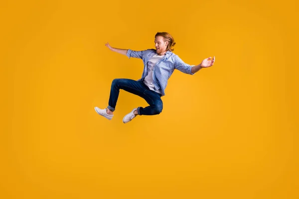 Pełna długość Zdjęcia rudowłosy facet skoki wysokie próbując latać z powietrza dmuchanie niesamowity letni dzień nosić casual modne ubrania na białym tle żółty — Zdjęcie stockowe