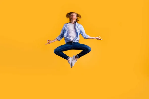 Foto em tamanho completo do cara ruivo pulando alto meditando exercício segurando corpo na posição de lótus desgaste casual roupa da moda isolado fundo amarelo — Fotografia de Stock