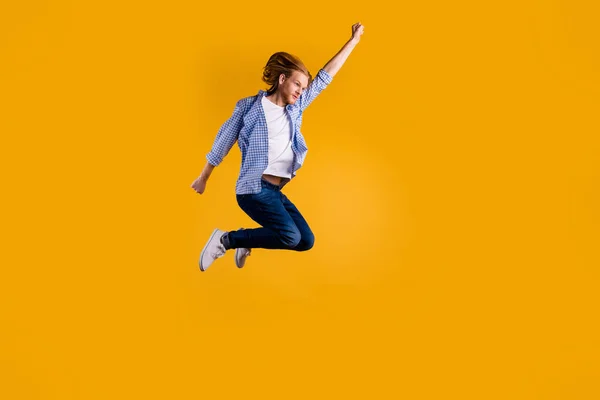 Полноразмерная фотография сумасшедшего рыжего парня, прыгающего высоко, используя сверхсилу, чтобы летать быстрее и спасти мир носить случайный тризуб наряд изолированный желтый фон — стоковое фото