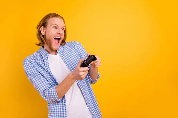 Foto van schreeuwen extatisch gokken gek consoller verslaan zijn vijanden in video games houden vreugde stok met handen dragen blauw shirt geïsoleerd over levendige kleur achtergrond — Stockfoto