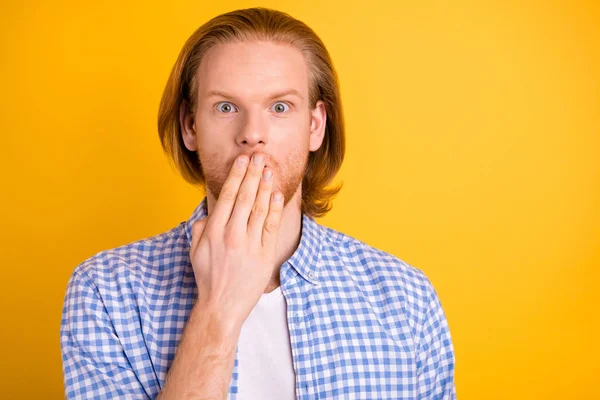 Close up photo of stylish trendy terrified guy having told you information he must have left untold horrified facial expression speechless isolated vibrant color background — Stockfoto