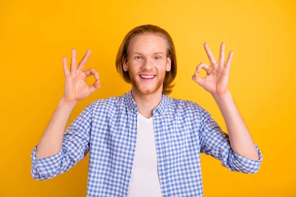 Foto di allegro bel ragazzo attraente che vi mostra doppio segno ok per sottolineare la qualità del prodotto isolato su sfondo di colore vivace — Foto Stock