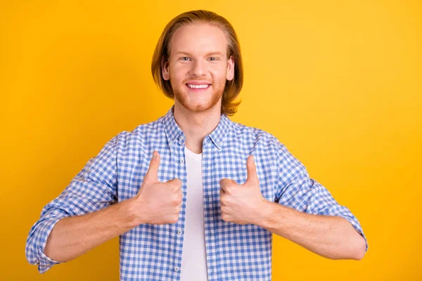 Foto av positiva funky stilig anställd leende toothily visar dig hans tummen upp klädd blå skjorta isolerad över ljusa färg bakgrund — Stockfoto