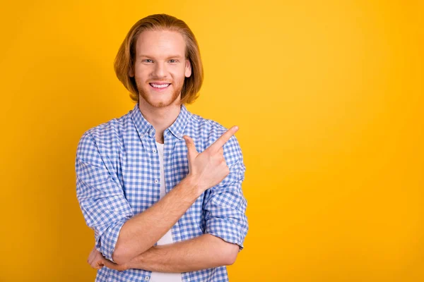 Foto av glada stilig säker skäggiga frilansare pekar på mest lönsamma platser bär vit t-shirt leende toothily isolerade över gult levande färg bakgrund — Stockfoto