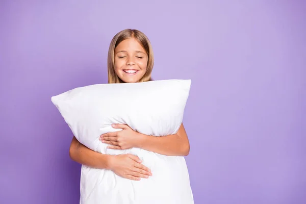 Retrato de niña alegre positiva disfrutar de la cama abrazo abrazo abrazo su almohada tienen fines de semana siesta se siente soñando soñando despierto aislado sobre violeta color púrpura fondo — Foto de Stock