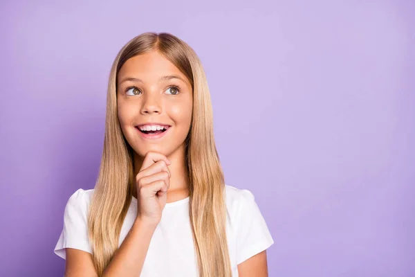 Muotokuva positiivinen iloinen funky kiinnostunut lapsi ajatella hänen tulevaisuuden viikonloppuisin tuntuu sisältöä innoissaan innostunut kulumista valkoinen t-paita eristetty violetti väri tausta — kuvapankkivalokuva