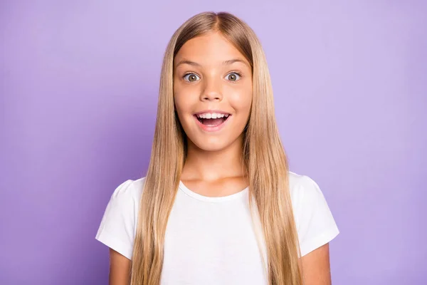 Retrato de niño modelo emocionado sorprendido escuchar noticias maravillosas sobre descuentos de ventas gritar wow omg desgaste ropa de estilo aislado sobre fondo de color púrpura — Foto de Stock