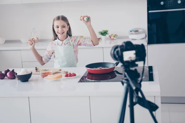 Portret van haar ze mooi aantrekkelijk mooi charmant mooi schattig vrolijk vrolijke vrolijke pre-tiener meisje het maken van nuttige salade dansen opnemen video les in licht wit interieur keuken huis binnenshuis — Stockfoto