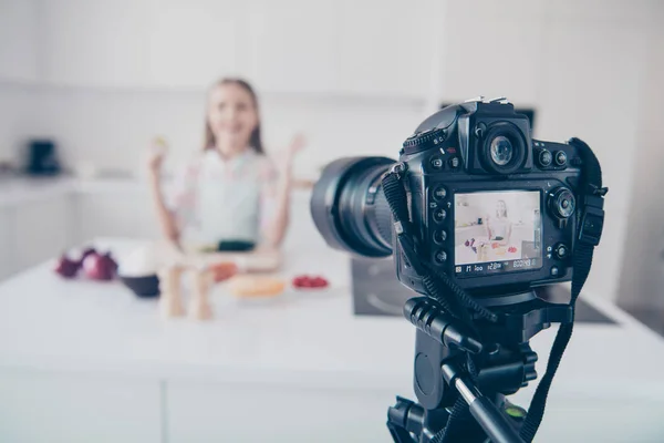 特写专业凸轮录制视频课有吸引力的美丽欢快的快乐前少女在浅白色室内厨房室内制作有用的维生素Vegs沙拉菜 — 图库照片