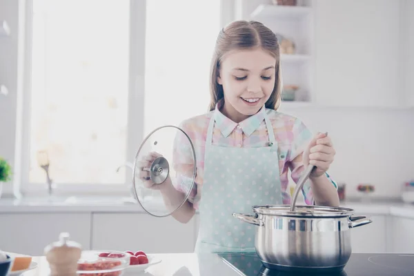 Close-up portret van haar ze mooi aantrekkelijk mooi charmant mooi schattig vrolijk vrolijke pre-tiener meisje maken voorbereiden van roeren vers nuttige macaroni in licht wit interieur keuken huis binnenshuis — Stockfoto