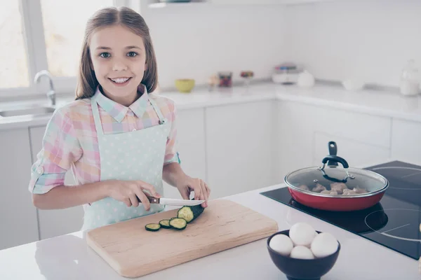 Close-up ritratto di lei lei bella attraente bella affascinante allegra pre-teen ragazza rendendo fresco utile insalata verde sana preparazione sorpresa per le vacanze in luce bianca sala interna cucina al chiuso — Foto Stock