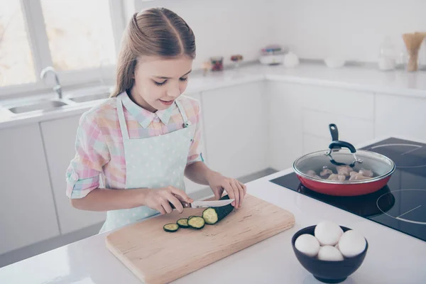 Close-up portret van haar ze mooie aantrekkelijke mooie charmante schattige pre-tiener meisje hakken verse nuttige gezonde groene Eco Vegan vegs salade in licht wit interieur kamer keuken huis binnenshuis — Stockfoto