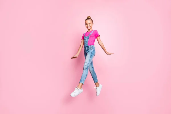 Full längd kroppsstorlek foto av glada söta fina Toothy flicka flyger går klädd Jeans denim isolerad över rosa pastell färg bakgrund — Stockfoto