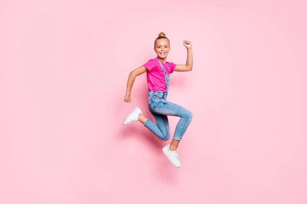 Longitud completa cuerpo tamaño lado perfil foto apresurándose corriendo rápidamente colegiala con vaqueros vaqueros fucsia camiseta corriendo hacia adelante su sueño aislado sobre fondo de color pastel —  Fotos de Stock